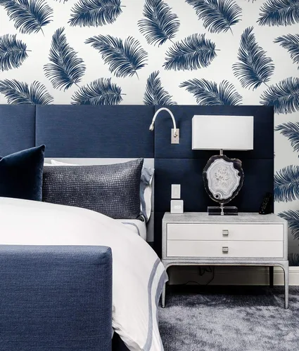 Miniatura 3 de Lillian August NextWall Luxe Haven - Papel tapiz para despegar y pegar de palma (blanco y azul marino)