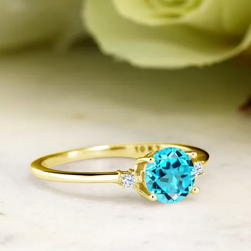 Miniatura 4 de Anillo solitario de compromiso de oro amarillo de 10 quilates con topacio azul suizo redondo de 0,93 quilates y zafiro blanco creado