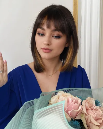 Miniatura 14 de YYHR Peluca corta estilo Bob con flequillo de 10 pulgadas, pelucas de cabello sintético lacio Yaki claro, pelucas cortas de corte Bob negro con 1b
