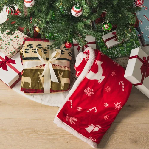 Miniatura 7 de PAVILIA - Manta de Navidad Premium de sherpa, diseño de cabaña verde y roja con estampado de reno, ultra suave, reversible, de forro polar y sherpa