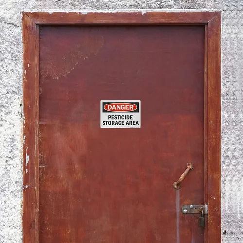 Miniatura 3 de SmartSign Etiqueta OSHA de 3.5 x 5 pulgadas "Peligro - Área de almacenamiento de pesticidas", poliéster adhesivo laminado de 3 mil, rojo, negro