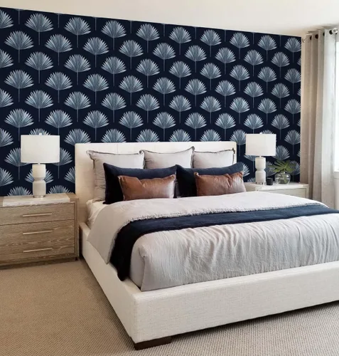 Miniatura 5 de NextWall Papel tapiz tropical para despegar y pegar con palmeras (azul marino)