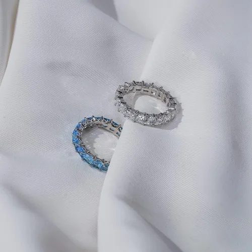 Miniatura 6 de Tienda Essentials Anillo de plata de ley con corte princesa hecho con circonita cúbica Infinite Elements (anteriormente colección Tienda)