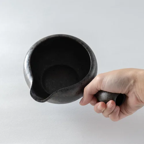 Miniatura 5 de KIMIKURA Hecho en Japón -Cuenco Matcha con boquilla y mango/Enfriador de agua Yuzamashi para té verde -Color gris oscuro Té japonés