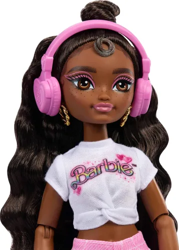 Miniatura 3 de Muñeca Barbie Dream Besties y accesorios, muñeca posable Barbie Brooklyn patinadora con temática de música y video con cabello castaño oscuro, 9