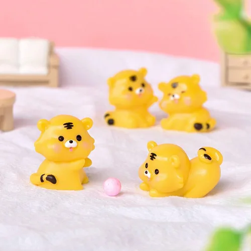 Miniatura 8 de NUOBESTY Juego de adornos de mini tigre, 7 figuras de resina de 1.02 pulgadas, modelos creativos de tigre pequeño, decoración de escritorio