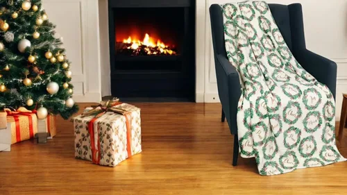 Miniatura 6 de Manta de Forro Polar para las Fiestas Navideñas: Corona Tradicional de Decoración del Hogar con Saludos Cheers Merry Peace Joy sobre Fondo Beige