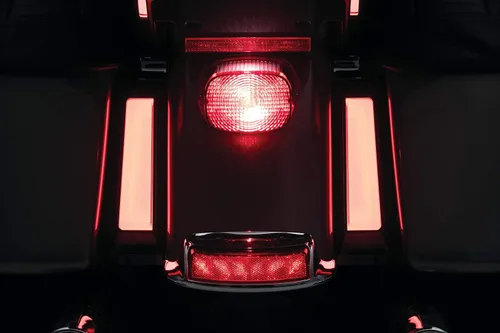Miniatura 4 de Kuryakyn 2901 Accesorio de iluminación de motocicleta: Tracer LED de funcionamiento/giro/freno para alforja para motocicletas Harley-Davidson Brillo
