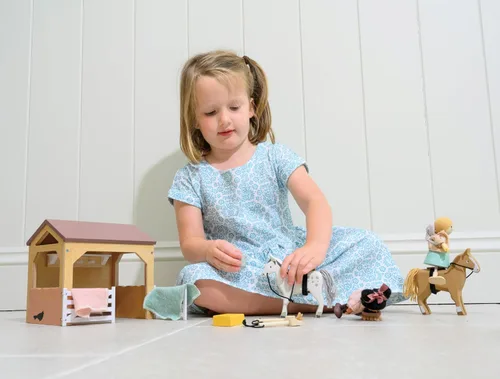 Miniatura 6 de Tender Leaf Toys - The Stables - Juego de establos de caballos imaginativos de 13 piezas con accesorios y accesorios - Juego de simulación