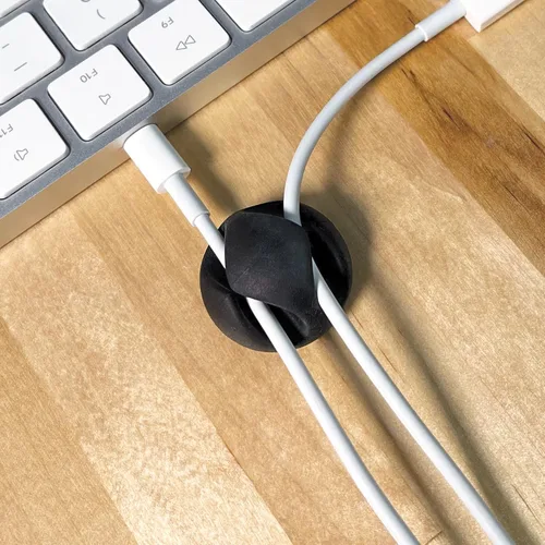Miniatura 10 de Clips de cable Wrap-It Storage - (Surtido de 28 unidades) Negro - Organizador de cables para escritorio y mesita de noche para teléfono y mesa