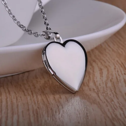Miniatura 3 de Infinite U grabado mariposa corazón abierto foto medallón colgante de acero inoxidable para niñas y mujeres (permite grabar tus propias palabras)