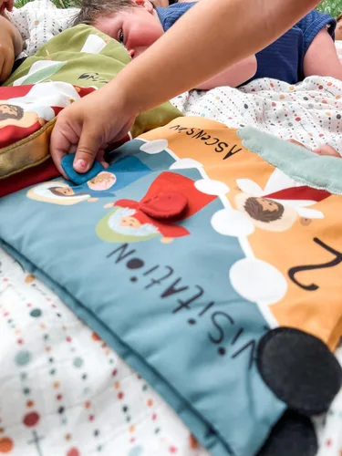 Miniatura 7 de Libro silencioso de rosario para bebés y niños pequeños, explora los misterios del rosario a través del juego, aprendizaje sensorial interactivo