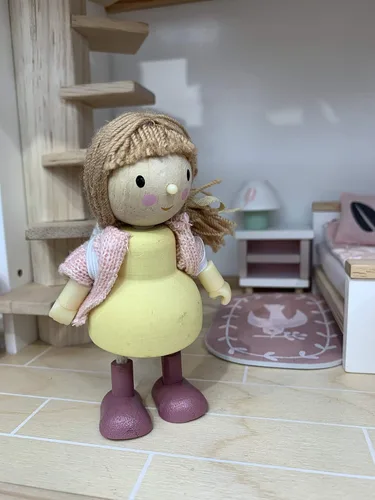 Miniatura 6 de Tender Leaf Toys - La familia Goodwood - Muñeca flexible en miniatura de madera, figura de acción multicultural para casa de muñecas - Fomenta