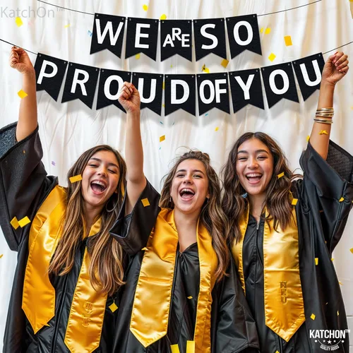 Miniatura 5 de KatchOn, Cartel con texto en inglés «We are So Proud of You» – Cartel de felicitaciones preencordado de 10 pies, cartel de graduación negro