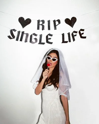 Miniatura 3 de xo, Fetti RIP Single Life - Cartel con purpurina – Negro, 5 pies Decoraciones de despedida de soltera, fondo divertido de despedida de soltera
