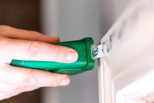 Miniatura 3 de Duck Brand Cinta para kit de ventana con dispensador recargable, cinta de doble cara con fuerte adhesión para uso con cinta de aislamiento
