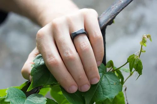 Miniatura 5 de Men's titanium and carbon fiber ring. Faceted design black wedding band. Water resistant, very durable and hypoallergenic.(00329_7N)