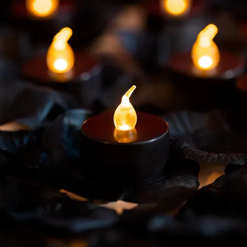 LANKER 500 pétalos de rosa artificiales negros con 24 velas de té sin llama parpadeantes a pilas negras (velas de té negras con pétalos de rosa