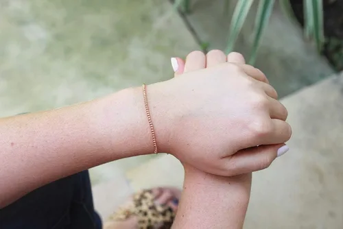 Miniatura 6 de Lucky Feather Regalos de cumpleaños número 40 para mujer, pulsera de cuentas sumergidas de oro de 14 quilates en cordón ajustable de 7 a 8 pulgadas
