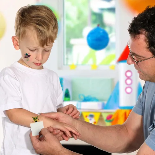 Miniatura 5 de ArtCreativity Tatuajes temporales individuales para niños, paquete de 144 tatuajes de alienígenas precortados, 12 diseños surtidos, tatuajes