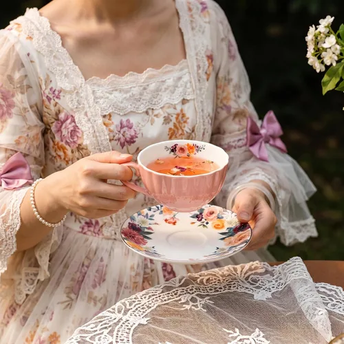 Miniatura 6 de Lyellfe Juego de 2 tazas de té y platillos, tazas de té florales de 8 onzas con cuchara, tazas de café británicas de porcelana para fiestas