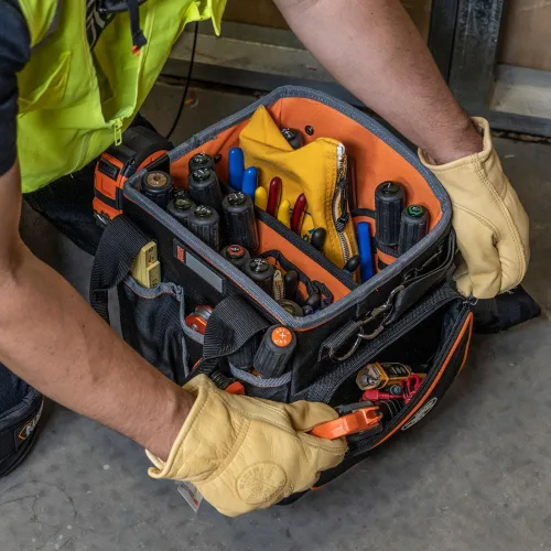 Miniatura 8 de La bolsa para herramientas Klein Tools 5541610-14 con correa para el hombro tiene 40 bolsillos para almacenamiento de herramientas e interior naranja
