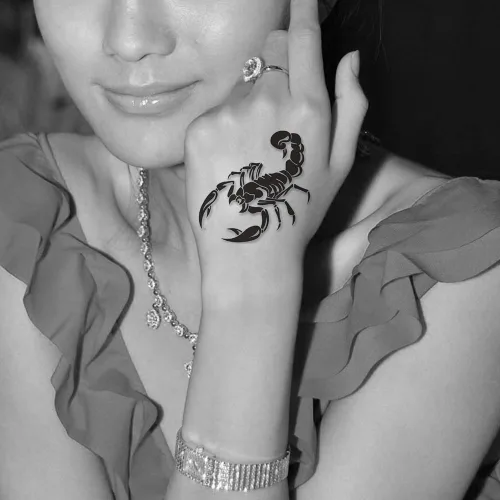 Miniatura 3 de Juego de 2 calcomanías pequeñas de tatuaje temporal – Diseño de tótem de escorpión negro aterrador de Halloween para mano, cuello, cara, muñeca