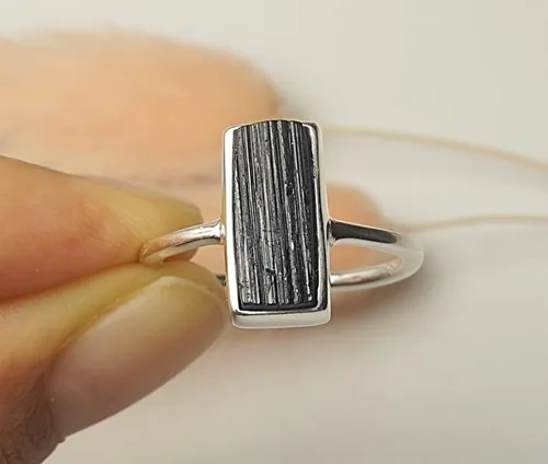 Miniatura 2 de Anillo apilable de plata esterlina maciza de turmalina negra cruda, piedra natal de octubre