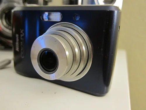 Miniatura 3 de Nikon Coolpix L18 - Cámara digital de 8MP con zoom óptico 3x (azul marino)