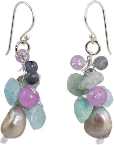 NOVICA Aretes artesanales hechos a mano con perlas de agua dulce cultivadas en racimo de aguamarina y cuarzo, chapado en plata de ley 925, teñido