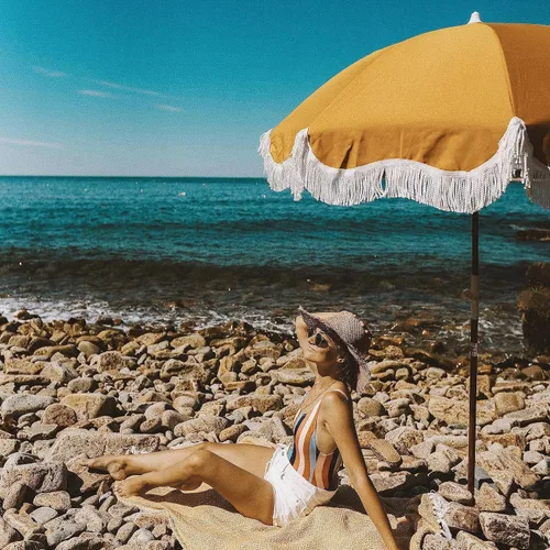 Miniatura 4 de Business & Pleasure Co. Sombrilla Holiday - Sombrilla de playa bohemia con flecos blancos, UPF 50+, poste de madera inclinable de 1", 5' x 6.5', oro