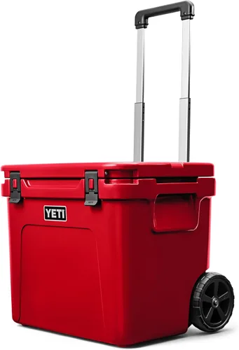 YETI Roadie 60 - Hielera con ruedas y mango retráctil de periscopio Rojo rescate