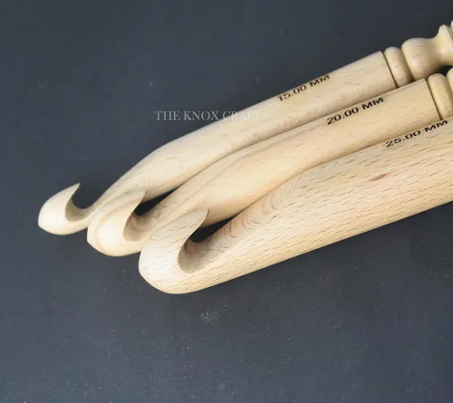 Miniatura 3 de THE KNOX CRAFT - Ganchos de ganchillo grandes de madera con mango ergonómico de agarre suave, ganchos de hilo para proyectos de hilo extra