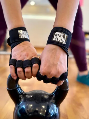 Miniatura 5 de Roam & Wrap Guantes de levantamiento de pesas con muñequeras – Guantes de gimnasio extra acolchados y ventilados para hombres y mujeres – Ideal