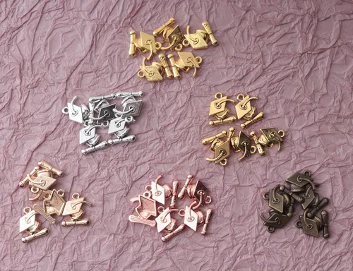 Miniatura 5 de Ruwado 30 dijes de graduación con diploma de metal, lindos colgantes de cuentas para hacer joyas, kits de collares, pulseras, llavero, aretes