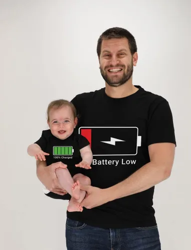 Miniatura 4 de Tstars Camisetas familiares a juego – Divertido juego de batería baja y carga completa para mamá, papá y bebé – Regalo para nuevos padres