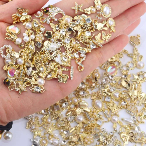 Miniatura 2 de 50 dijes dorados para uñas acrílicas, estilos mixtos, diamantes de imitación brillantes de aleación de perlas para uñas, flores, mariposa, corazón