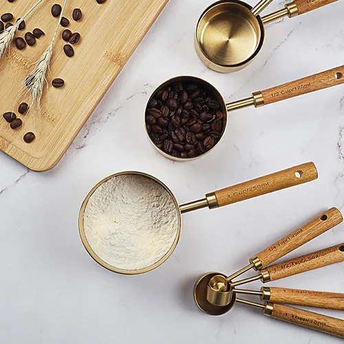 Miniatura 5 de GuDoQi Juego de 8 tazas y cucharas medidoras doradas, mango de madera con medidas métricas y estadounidenses, acero inoxidable premium, acabado
