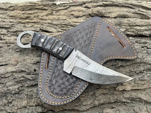 TAC Knives - Cuchillo de supervivencia Bushcraft 12T27 de acero de Damasco con hoja fija para exteriores - Mango de madera Pakka - Funda de cuero