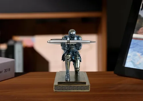 Miniatura 6 de Soporte para bolígrafos de resina, diseño de soldado ejecutivo, organizador de escritorio, elegante soporte para bolígrafos, decoración