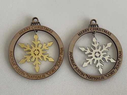 Miniatura 5 de Adorno personalizado para árbol de Navidad 2025, nombres grabados personalizados, miembros de la familia, bola de madera cortada con láser, copos