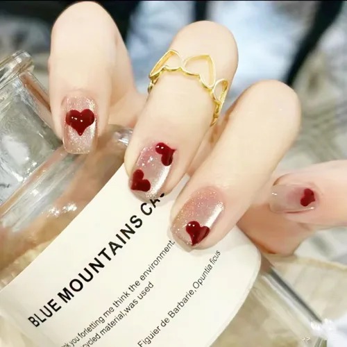 Uñas a presión para el día de San Valentín, color blanco con diseños de corazón rojo, cuadradas, cortas, cobertura completa, uñas acrílicas