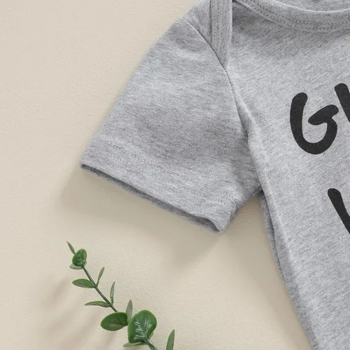 Miniatura 5 de Pañalero para bebé recién nacido, con frase en inglés “Got my mind on my momy”, color gris y blanco, talla 0-18M