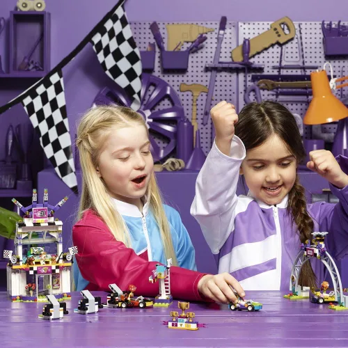 Miniatura 2 de LEGO Friends The Big Race Day 41352 Kit de construcción, mini Go Karts y autos de juguete para niñas, el mejor regalo para niños (648 piezas)