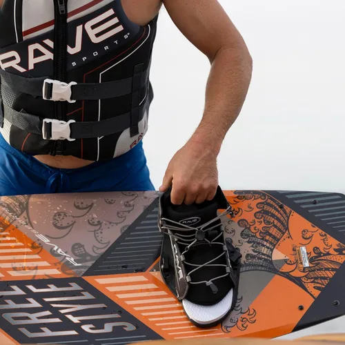 Miniatura 4 de RAVE Sports Paquete de wakeboard y fijaciones de estilo libre con botas Striker Naranja