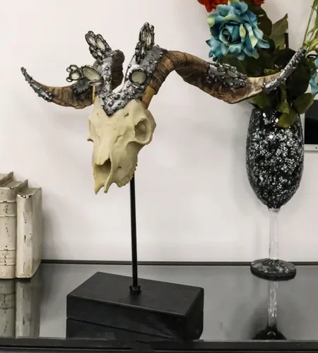 Miniatura 3 de Ebros Gift Gemas de cristal ornamentadas realistas Valais atornilladas de plata con cuello negro, escultura de resina de calavera de Billy Goat