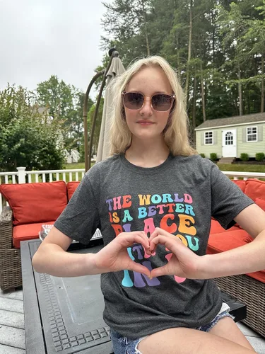Miniatura 3 de Camisetas con texto en inglés The World is A Better Place with You in It (El mundo es un lugar mejor contigo in it), camiseta inspiradora