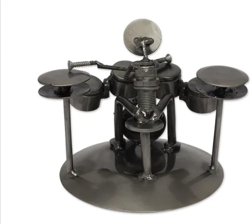 Miniatura 3 de NOVICA Estatuilla rústica del músico de las piezas de automóvil recicladas, 'Rustic Drummer