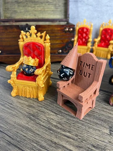 Miniatura 2 de MunnyGrubbers - Jaula de la cárcel de dados - Silla Time Out y sombrero de dunce - Silla de la vergüenza - Corona de Crit y Trono de la Suerte