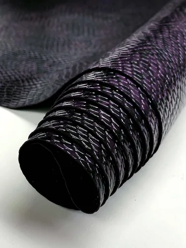 Miniatura 2 de Fabric Empire Tela de Vinilo con Textura en Relieve Serpiente de Cascabel Cuero Sintético Falso / 54" de Ancho / Vendido por Yarda (Rojo Rubí)